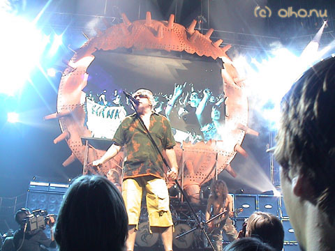 Sammy starts singing Jump - &copy Olho Nu