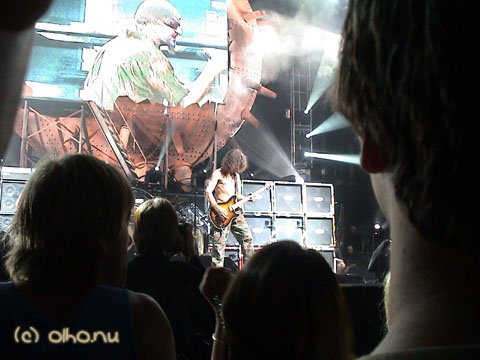 Eddie soloing on Jump - &copy Olho Nu