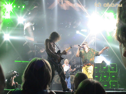 The band jumps on to Runaround - &copy Olho Nu