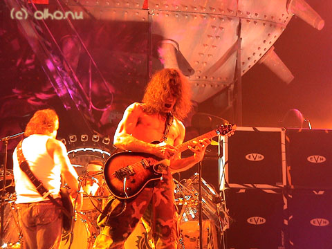 Eddie soloing on Runaround - &copy Olho Nu