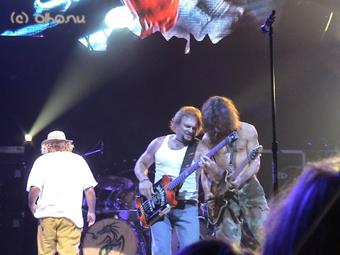 The band rejoin for Somebody Gets Me A Doctor - &copy Olho Nu