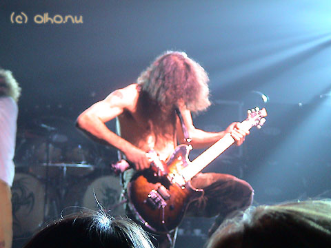 Eddie uses his electric drill to start Poundcake - &copy Olho Nu