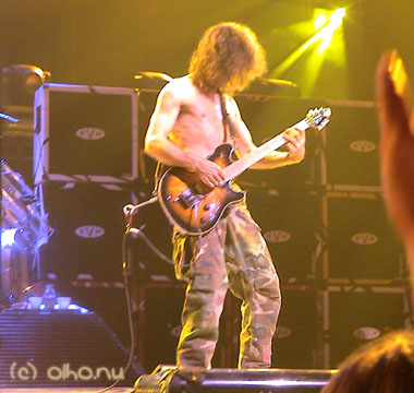 Eddie doing his stuff yet on Poundcake - &copy Olho Nu