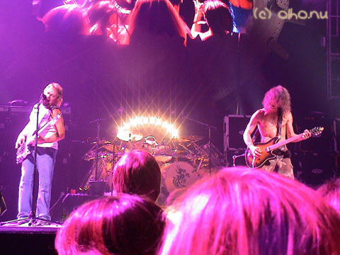 Mike, Alex and Ed right before the drum solo - &copy Olho Nu