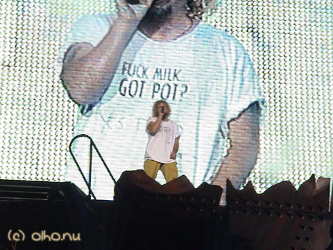 Sammy gets up there for Top Of The World - &copy Olho Nu