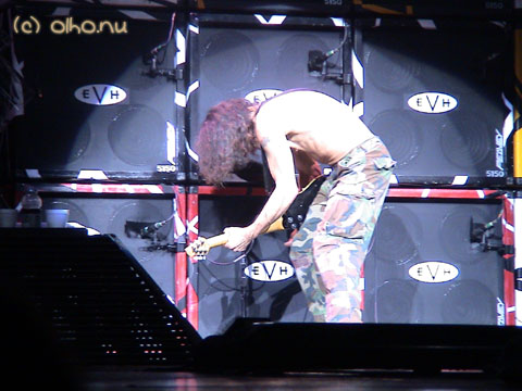 Eddie gets some help from his stack of 5150 amps - &copy Olho Nu